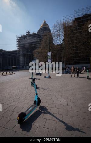 Trottinettes électriques garées sur la chaussée. Palais de justice à Bruxelles. Bruxelles.Belgique. Image garyroberts/worldwidefeatures.c Banque D'Images