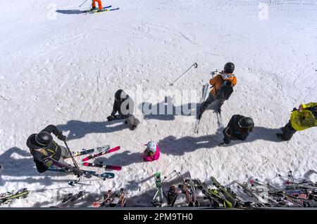 Groupe de skieurs se prépare à descendre aux Diablerets dans les Alpes suisses Banque D'Images