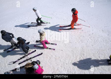 Groupe d'amis se préparer à descendre aux Diablerets dans les Alpes suisses, en tête de série de skieurs Banque D'Images