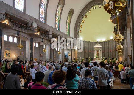 Mexico, Mexico - 02- avril- 2023 : Groupe de personnes pendant une messe catholique, à l'intérieur de la paroisse de San Agustin, à Polanco, Mexico Banque D'Images