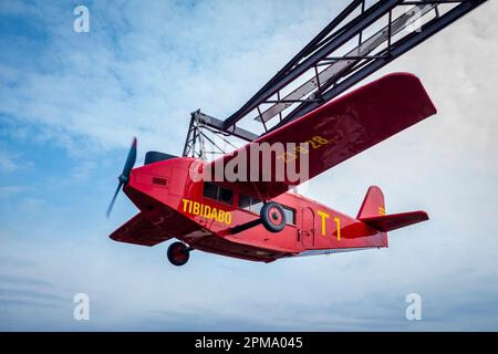 Tibidabo T1 : le célèbre vol en avion au parc d'attractions Tibidabo à Tibidabo, Barcelone. « Il vous transporte comme un oiseau géant au-dessus d'un arrière-pays incroyable Banque D'Images