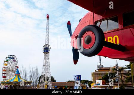 Tibidabo T1 : le célèbre vol en avion au parc d'attractions Tibidabo à Tibidabo, Barcelone. « Il vous transporte comme un oiseau géant au-dessus d'un arrière-pays incroyable Banque D'Images