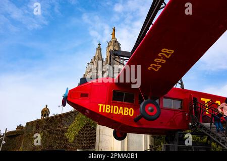 Tibidabo T1 : le célèbre vol en avion au parc d'attractions Tibidabo à Tibidabo, Barcelone. « Il vous transporte comme un oiseau géant au-dessus d'un arrière-pays incroyable Banque D'Images