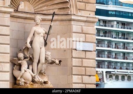 Statue sur la façade du Palazzo del Lloyd Triestino avec un bateau de croisière en arrière-plan, Trieste, Italie Banque D'Images