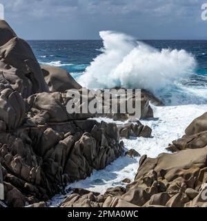 Martèlement des vagues de la côte de Capo Testa Sardaigne Banque D'Images