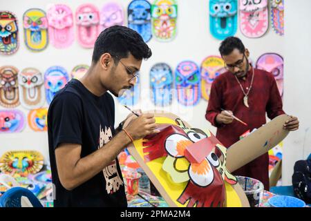 Dhaka, Bangladesh. 11th avril 2023. Des préparatifs de dernière minute sont en cours à la Faculté des beaux-arts de l'Université de Dhaka pour accueillir la nouvelle année bengali. Il ne reste que 1 jours pour le début de la nouvelle année bengali. (Image de crédit : © Md Rakibul Hasan/ZUMA Press Wire) USAGE ÉDITORIAL SEULEMENT! Non destiné À un usage commercial ! Banque D'Images