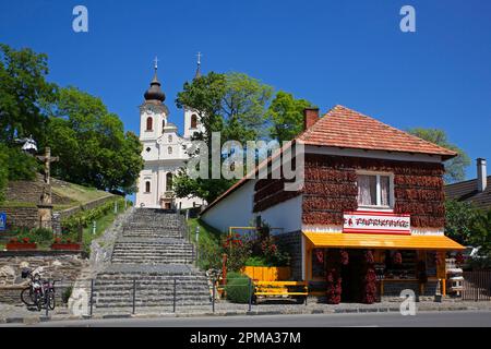 Maison de paprika et église de l'abbaye Monastère de Tihany, Tihany sur la péninsule de Tihany, lac Balaton, Hongrie Banque D'Images