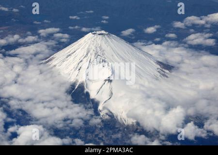 Vue aérienne du sommet enneigé du Mont Fuji au Japon Banque D'Images