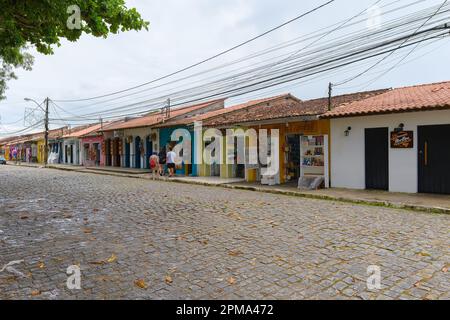 Arraial d'Ajuda, quartier de Porto Seguro, BA, Brésil - 04 janvier 2023: Commerces locaux qui vendent de l'artisanat et des souvenirs aux touristes dans le Hist Banque D'Images