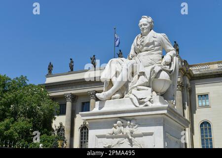 Statue, bâtiment principal, Alexander von Humboldt, Université Humboldt, Unter den Linden, Mitte, Berlin, Allemagne Banque D'Images