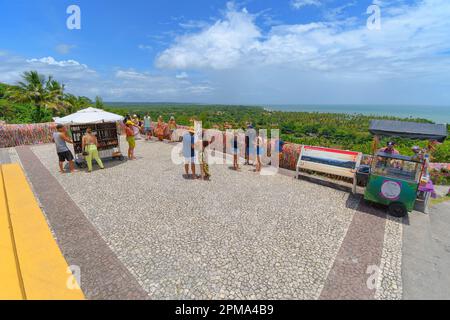 Arraial d'Ajuda, quartier de Porto Seguro, BA, Brésil - 04 janvier 2023: Les gens sur le belvédère de l'Arraial d'Ajuda, derrière l'église de l'Historisi Banque D'Images