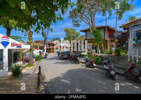 Arraial d'Ajuda, quartier de Porto Seguro, BA, Brésil - 04 janvier 2023 : commerce sur la rue Mucuge, célèbre rue d'Arraial d'Ajuda. Banque D'Images