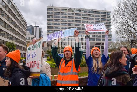 Londres, Royaume-Uni. 11th avril 2023. Les médecins juniors se tiennent au piquet à l'extérieur de l'hôpital St Thomas, alors qu'ils commencent leur grève de quatre jours exigeant une restauration complète de la paie. Banque D'Images