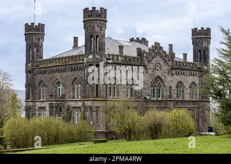 Château de Friedelhausen, construit de 1852 à 1856 dans le style anglais néo-gothique Tudor, près des villes de Staufenberg et de Lolar, Hesse, Allemagne, vue du public Banque D'Images