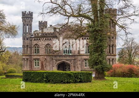 Château de Friedelhausen, construit de 1852 à 1856 dans le style anglais néo-gothique Tudor, près des villes de Staufenberg et de Lolar, Hesse, Allemagne, vue du public Banque D'Images