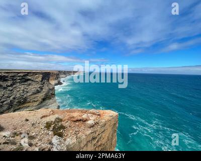 Vue panoramique sur les vagues de l'océan qui s'écrasant contre les falaises escarpées. Super Bight australien. Banque D'Images