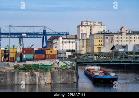 Le cargo pour conteneurs Aarburg, qui quitte le terminal des conteneurs à Osthafen de Francfort, appartient à Contargo Rhein-main GmbH, Hesse, Allemagne, Banque D'Images