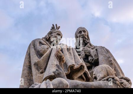 Pose amusante de la statue de Saint-Jean Cyril et St. Methodius sur le pont Charles à Prague. Patrimoine historique de l'époque médiévale. Banque D'Images