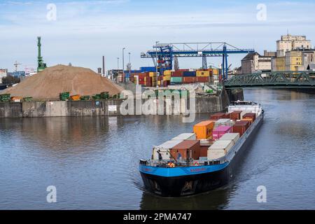 Le cargo pour conteneurs Aarburg, qui quitte le terminal des conteneurs à Osthafen de Francfort, appartient à Contargo Rhein-main GmbH, Hesse, Allemagne, Banque D'Images
