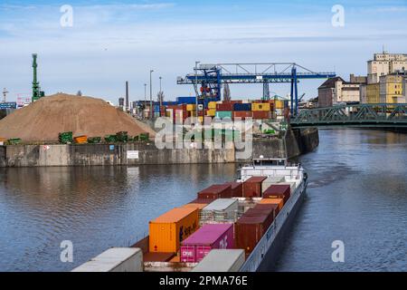 Le cargo pour conteneurs Aarburg, qui quitte le terminal des conteneurs à Osthafen de Francfort, appartient à Contargo Rhein-main GmbH, Hesse, Allemagne, Banque D'Images