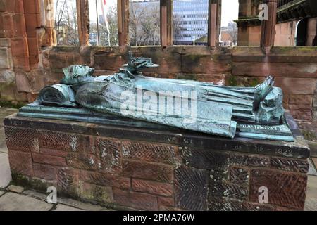 Le tombeau de Huyshe Yeatman-Biggs, premier évêque de Coventry, dans les ruines de l'ancienne cathédrale Saint-Michel, Coventry City, Warwickshire, Angleterre, Royaume-Uni Banque D'Images