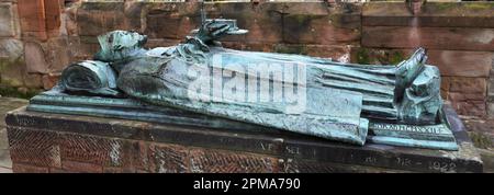 Le tombeau de Huyshe Yeatman-Biggs, premier évêque de Coventry, dans les ruines de l'ancienne cathédrale Saint-Michel, Coventry City, Warwickshire, Angleterre, Royaume-Uni Banque D'Images