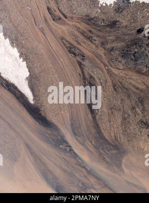 La fonte printanière crée des écoulements de boue intéressants lorsque la gravité fait descendre l'eau. Banque D'Images