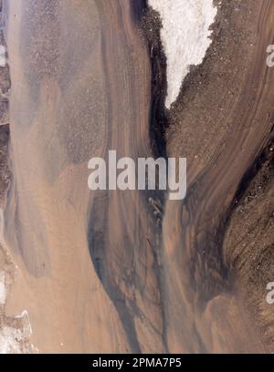 La fonte printanière crée des écoulements de boue intéressants lorsque la gravité fait descendre l'eau. Banque D'Images