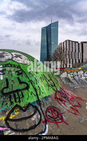 Bâtiment de la Banque centrale européenne, BCE, skate Park in the rain, à Osthafen, sur le main à Francfort, Hesse, Allemagne, graffiti, Banque D'Images