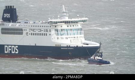 Le ferry DFDS Dunkerque Seaways est assisté d'un remorqueur qui quitte le port de Douvres dans le Kent. Date de la photo: Mercredi 12 avril 2023. Banque D'Images