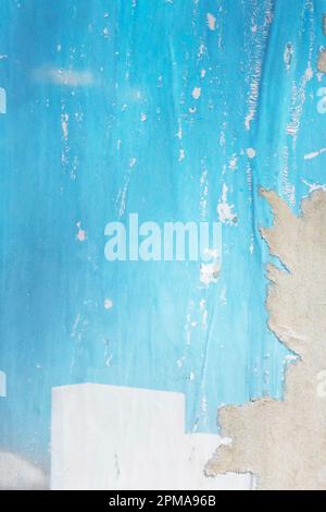Vieux grunge déchirée collage urbain affiches de rue froissée crêpé papier écriteau texture arrière-plan. Écriteau de surface de toile de fond en papier délavé déchiré Banque D'Images