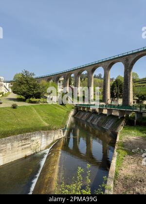 Vieux pont ferroviaire et jardin à Vouzela, Portugal, un après-midi ensoleillé. Banque D'Images