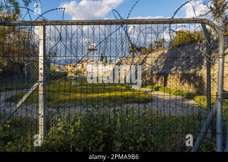 Vue depuis le sud de Nicosie jusqu'à la zone tampon avec tour de guet de l'ONU. Sur les parties droite du mur vénitien, municipalité de Nicosie, Chypre Banque D'Images