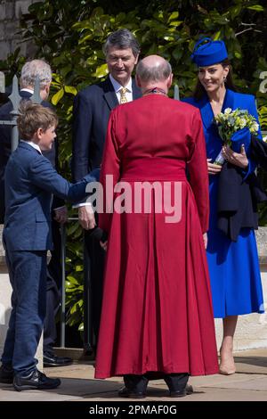Windsor, Royaume-Uni. 9th avril 2023. Catherine, princesse de Galles, reçoit une posy de Pâques de Samuel (l), 8 ans, alors qu'elle part après avoir assisté au service de l'église du dimanche de Pâques à la chapelle Saint-Georges, au château de Windsor. Le dimanche de Pâques est le point central des célébrations de Pâques de la famille royale et ce sera le premier sans la reine Elizabeth II Crédit : Mark Kerrison/Alamy Live News Banque D'Images