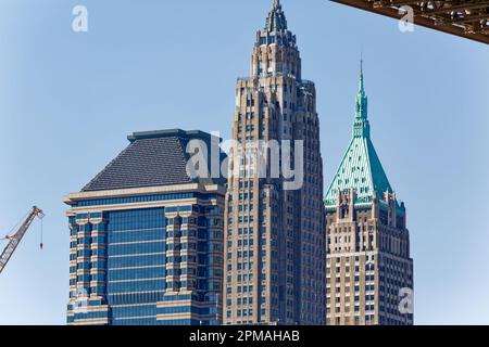 Icônes du quartier financier de NYC : 60 Wall Street (Deutsch Bank Building), 70 Pine Street (Cities Service Building) et 40 Wall Street (Trump Building). Banque D'Images