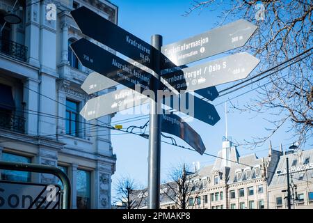 Oslo, Norvège - 11 mars 2023: Panneau d'information touristique avec flèches de direction. Banque D'Images