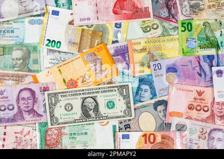 Billets de banque monnaie Euro Dollar fond pour les frais de voyage payer des finances riches Banque D'Images