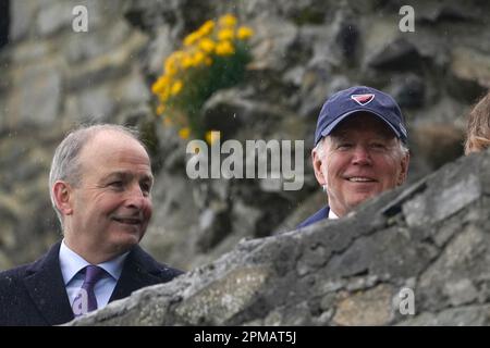 LE président AMÉRICAIN Joe Biden (à droite) avec Tanaiste Micheal Martin au château de Carlingford, Co Louth, lors de son voyage sur l'île d'Irlande. Date de la photo: Mercredi 12 avril 2023. Banque D'Images