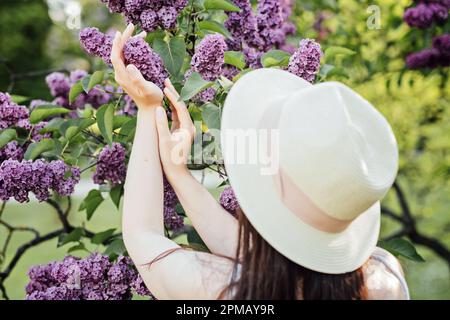 Jardinage durable des fleurs. Comment créer des lits de jardin écologiques et durables. Jardinage durable et design floral. Mains des femmes et Banque D'Images