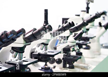 Microscopes optiques dans le magasin de l'exposition Banque D'Images