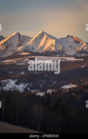 Panorama charmant des montagnes polonaises Tatra le matin. Vue sur les Belianske Tatras depuis le village de Lapszanka, Pologne. Banque D'Images