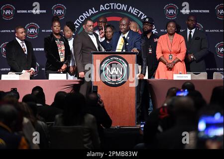 New York, États-Unis. 12th avril 2023. (De gauche à droite) Andre Locke Sr., père d'Amir Locke, Sybrina Fulton, mère de Trayvon Martin, Gwen Carr, mère d'Eric Garner, Rodney Wells, beau-père de Tyr Nichols, Philonise Floyd, frère de George Floyd, RowVaughn Wells, mère de Tyr Nichols, Benjamin Crump, frère de Terrence, frère de Terrence, George Floyd, procureur général, George Floyd. Wanda Cooper Jones, mère d'Ahmaud Arbery et invitée, assistent à la conférence du réseau national d'action (NAN) à l'hôtel Sheraton, New York, NY, 12 avril 2023. (Photo par Anthony Behar/Sipa USA) crédit: SIPA USA/Alay Live News Banque D'Images