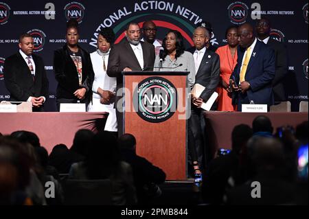 New York, États-Unis. 12th avril 2023. (De gauche à droite) Andre Locke Sr., père d'Amir Locke, Sybrina Fulton, mère de Trayvon Martin, Gwen Carr, mère d'Eric Garner, Rodney Wells, beau-père de Tyr Nichols, Philonise Floyd, frère de George Floyd, RowVaughn Wells, mère de Tyr Nichols, rév. Al Sharpton, frère de Terrence Jones, frère de Floyd, George Floyd, Roxton, frère de George Floyd La mère d'Ahmaud Arbery, le procureur Benjamin Crump et l'invité assistent à la conférence du réseau national d'action (NAN) à l'hôtel Sheraton, New York, NY, 12 avril 2023. (Photo par Anthony Behar/Sipa USA) crédit: SIPA USA/Alay Live News Banque D'Images