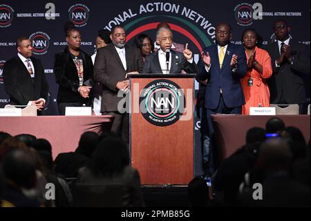 New York, États-Unis. 12th avril 2023. (De gauche à droite) Andre Locke Sr., père d'Amir Locke, Sybrina Fulton, mère de Trayvon Martin, Gwen Carr, mère d'Eric Garner, Rodney Wells, beau-père de tire Nichols, RowVaughn Wells, mère de tire Nichols, Philonise Floyd, frère de George Floyd, rév. Al Sharpton, Benjamin Jones, procureur de Benjamin Crump, Wanda Jones La mère d'Ahmaud Arbery et son invité assistent à la conférence du réseau national d'action (NAN) à l'hôtel Sheraton de New York, NY, 12 avril 2023. (Photo par Anthony Behar/Sipa USA) crédit: SIPA USA/Alay Live News Banque D'Images