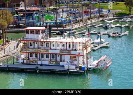 Ville du lac Havasu, AZ - 10 mars 2023 : le bateau à aubes de style Dixie Belle offre des visites panoramiques du lac Havasu toute l'année depuis le quai du Lond Banque D'Images