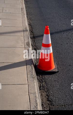 cône orange de sécurité routière extérieur au bord de la route Banque D'Images