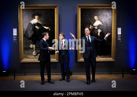 AMSTERDAM - 12/04/2023, le président français Emmanuel Macron, le premier ministre Mark Rutte et Taco Dibbits avant un dîner pour des consultations gouvernementales au Rijksmuseum. Le président Emmanuel Macron et son épouse Brigitte se rendent aux pays-Bas pour une visite d'État de deux jours. ANP RAMON VAN FLYMEN pays-bas sortie - belgique sortie Banque D'Images