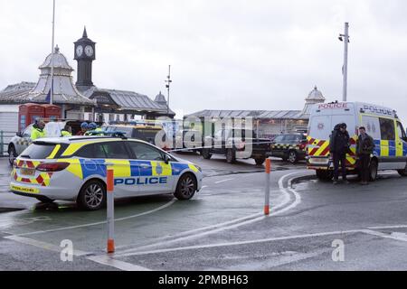 Brighton Beach, ville de Brighton & Hove, East Sussex, Royaume-Uni. Les équipes de recherche de Sussex Coastguard peuvent être vues en regardant dans la mer le long de l'Albion Groyne, près de Brighton Palace Pier vers 3,50pm, tandis que les policiers ont fait un sprint sur la jetée. 12th avril 2023. David Smith/Alamy Live News Banque D'Images