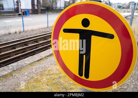 Pas de panneau de passage sur la gare avec des rails en arrière-plan Banque D'Images