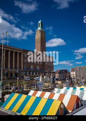 Marché de Norwich et centre-ville de Norwich - Tourisme de Norwich - marché de Norwich avec hôtel de ville de Norwich et Guildhall en arrière-plan. Centre-ville de Norwich. Banque D'Images